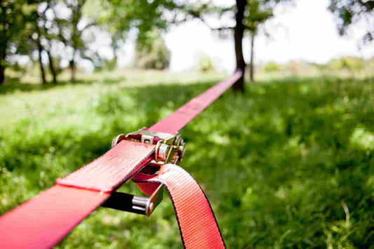 Slackline per l'allenamento dell'equilibrio: benefici e guida per principianti